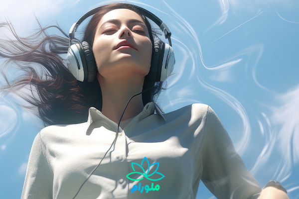 زنی در حال گوش دادن به موسیقی معلق در هوا