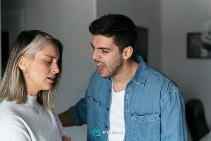مرد خودشیفته با لباس آبی در حال فریاد زدن سر همسر خود