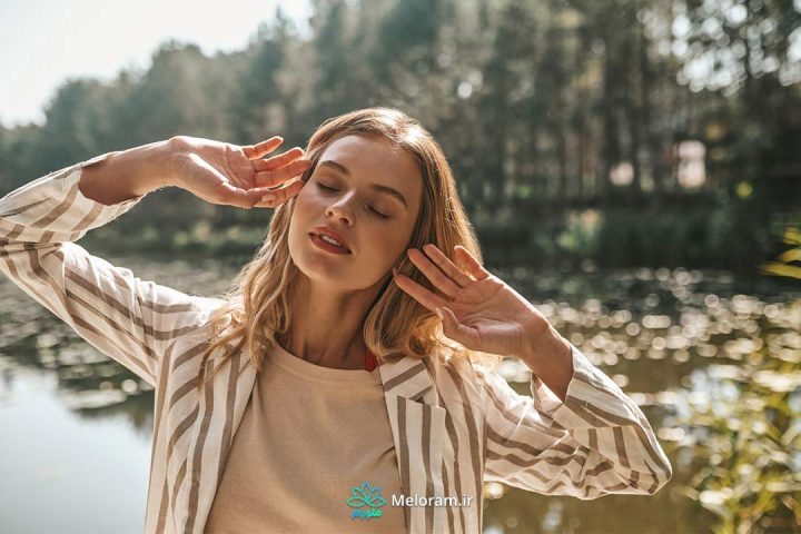 زنی با پیراهن راه راه و موهای بلوند