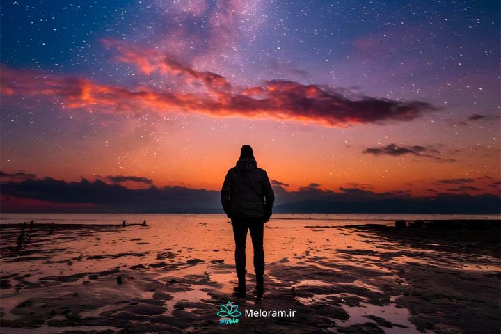 تصویری از غروب و مردی که در حال نگاه به این شگفتی است.