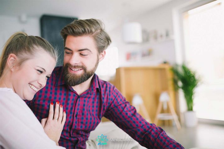 شوهری ایده آل با موهای بور در حال شوخی با همسر خود