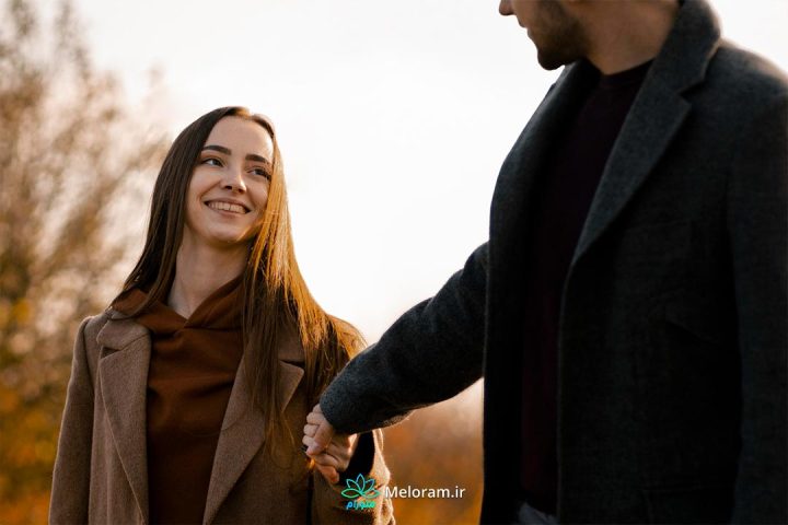 دختر و پسری با پالتو در فضای پاییزی و شروع رابطه.