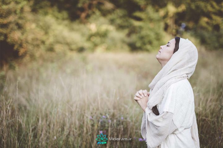 زنی با حجاب در حال دعا و نیایش و مناجات با خدا