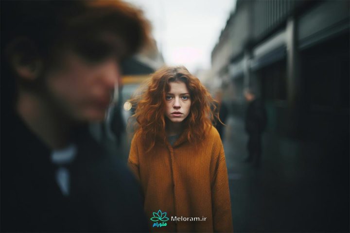 دختری با موهای ژولیده حنایی که با شک و ترس به جلو نگاه می کند.