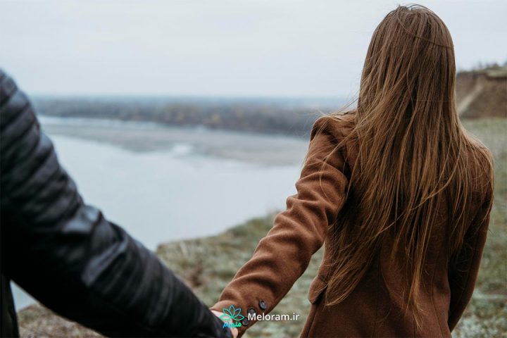 زنی با موهای حنایی در حال ترک کردن اکس خود در کنار آب