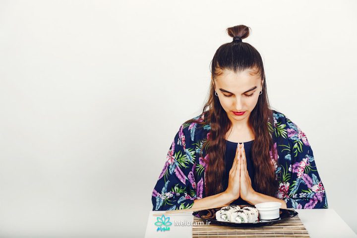 دختری با لباس ژاپنی و پس زمینه سفید در حال سپاسگزاری