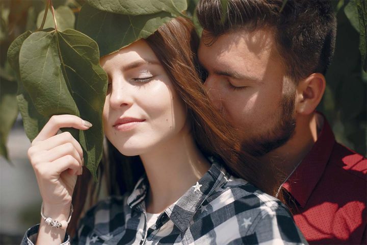 مردی که زیر برگ های درخت به عشق واقعی زندگی خود چسبیده است