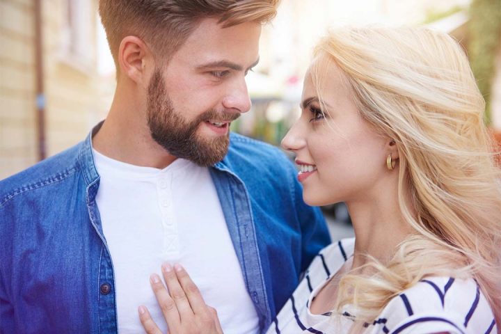 مردی با موهای خرمایی و ریش های مرتب که می خواهد از جذابیت های زن خود تعریف کند.