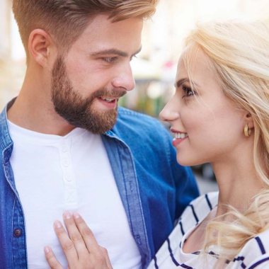 مردی با موهای خرمایی و ریش های مرتب که می خواهد از جذابیت های زن خود تعریف کند.